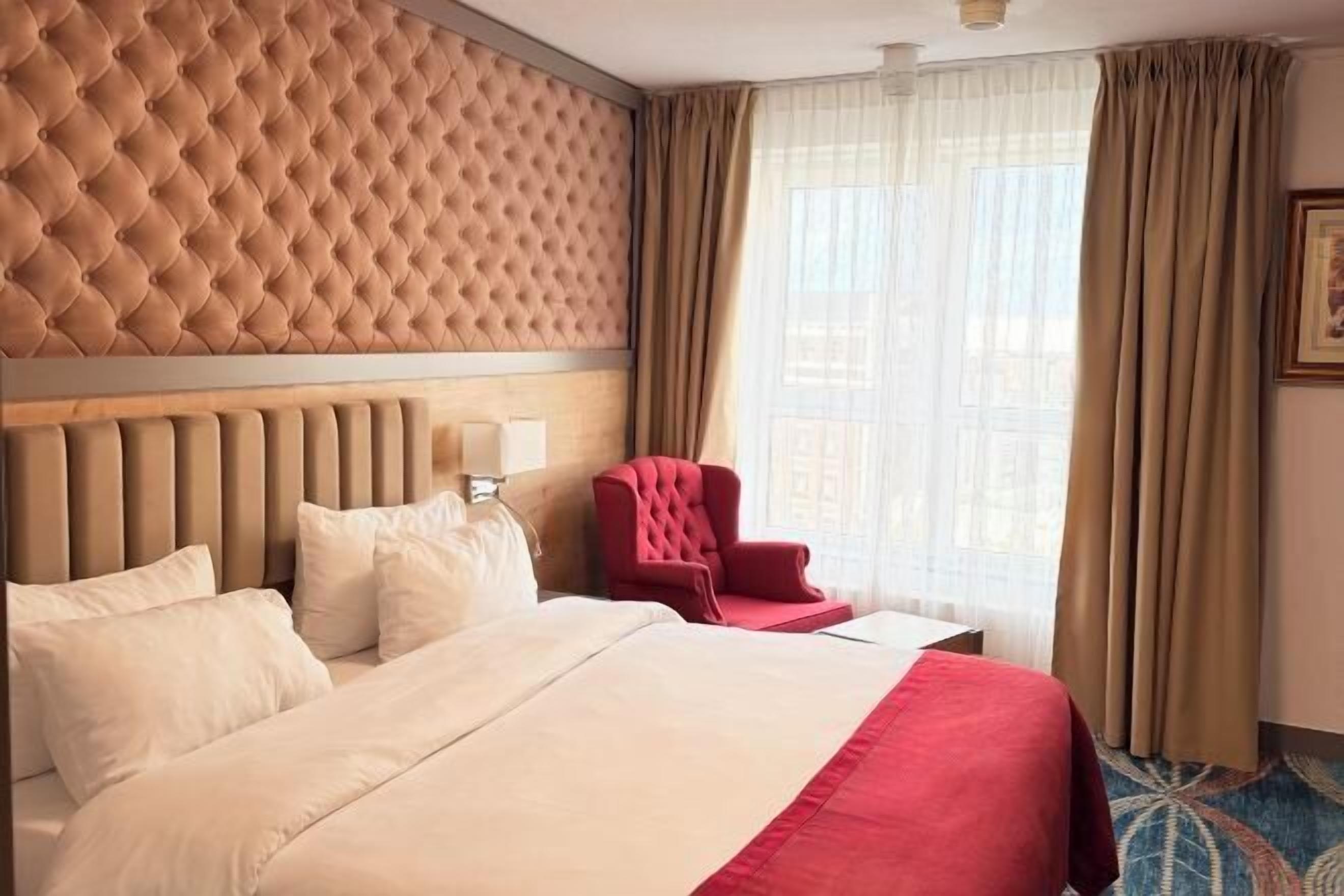 มินิบาร์, ตู้นิรภัยในห้องพัก, โต๊ะทำงาน, พื้นที่ทำงานแบบใช้แล็ปท็อป