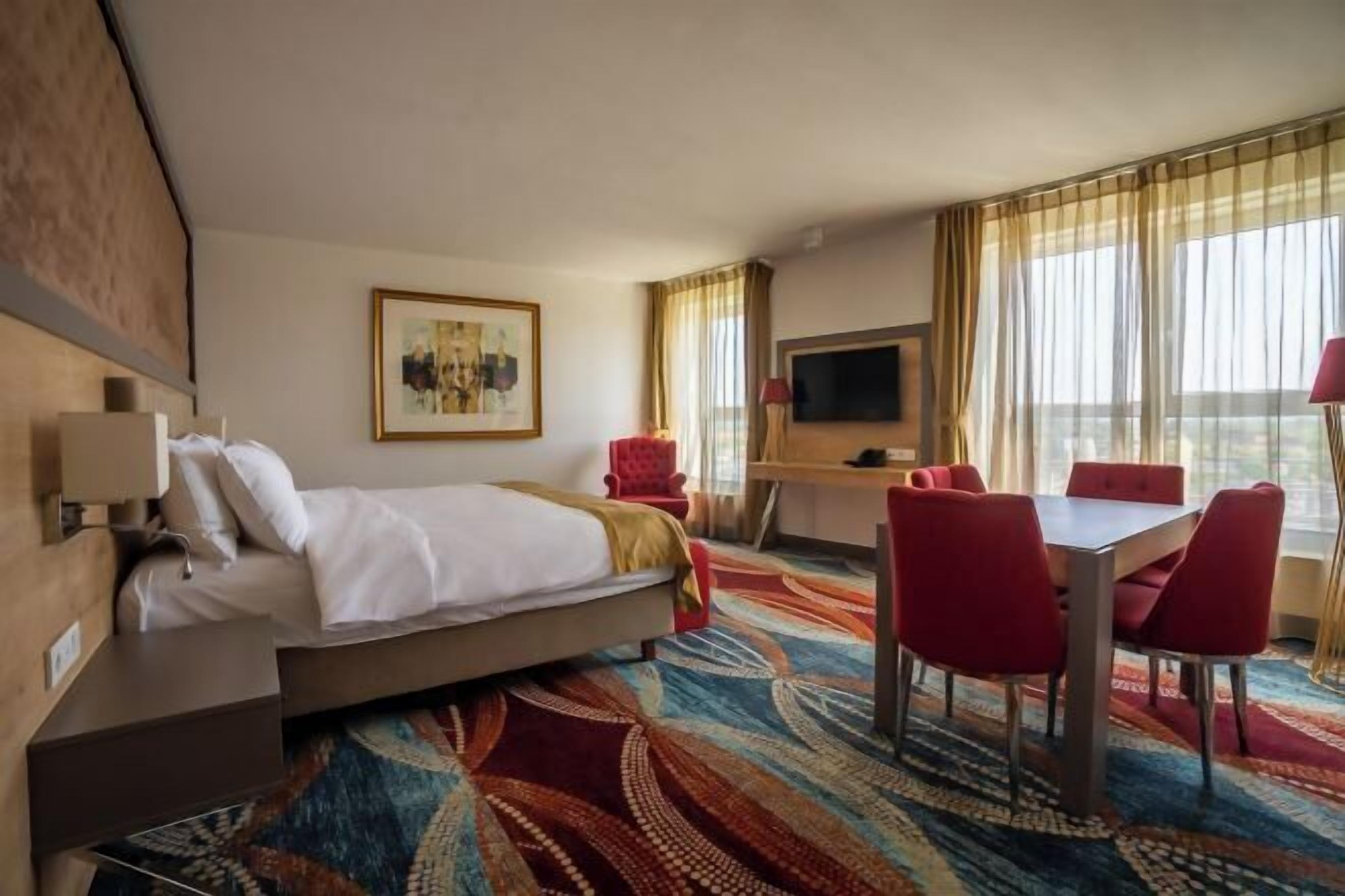 มินิบาร์, ตู้นิรภัยในห้องพัก, โต๊ะทำงาน, พื้นที่ทำงานแบบใช้แล็ปท็อป