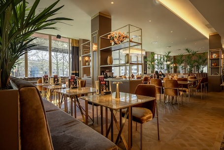 Breakfast, lunch, dinner served; international cuisine