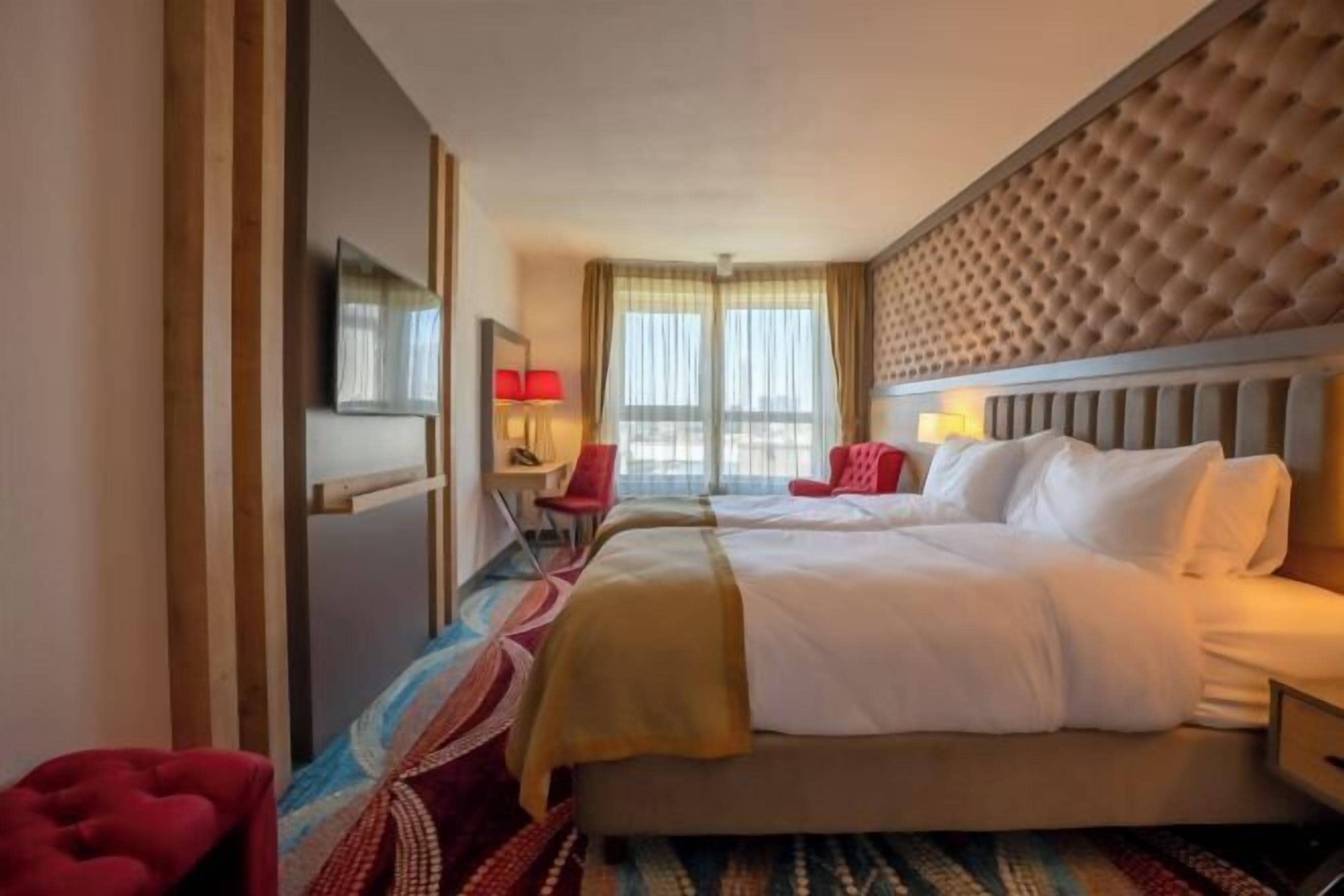 มินิบาร์, ตู้นิรภัยในห้องพัก, โต๊ะทำงาน, พื้นที่ทำงานแบบใช้แล็ปท็อป