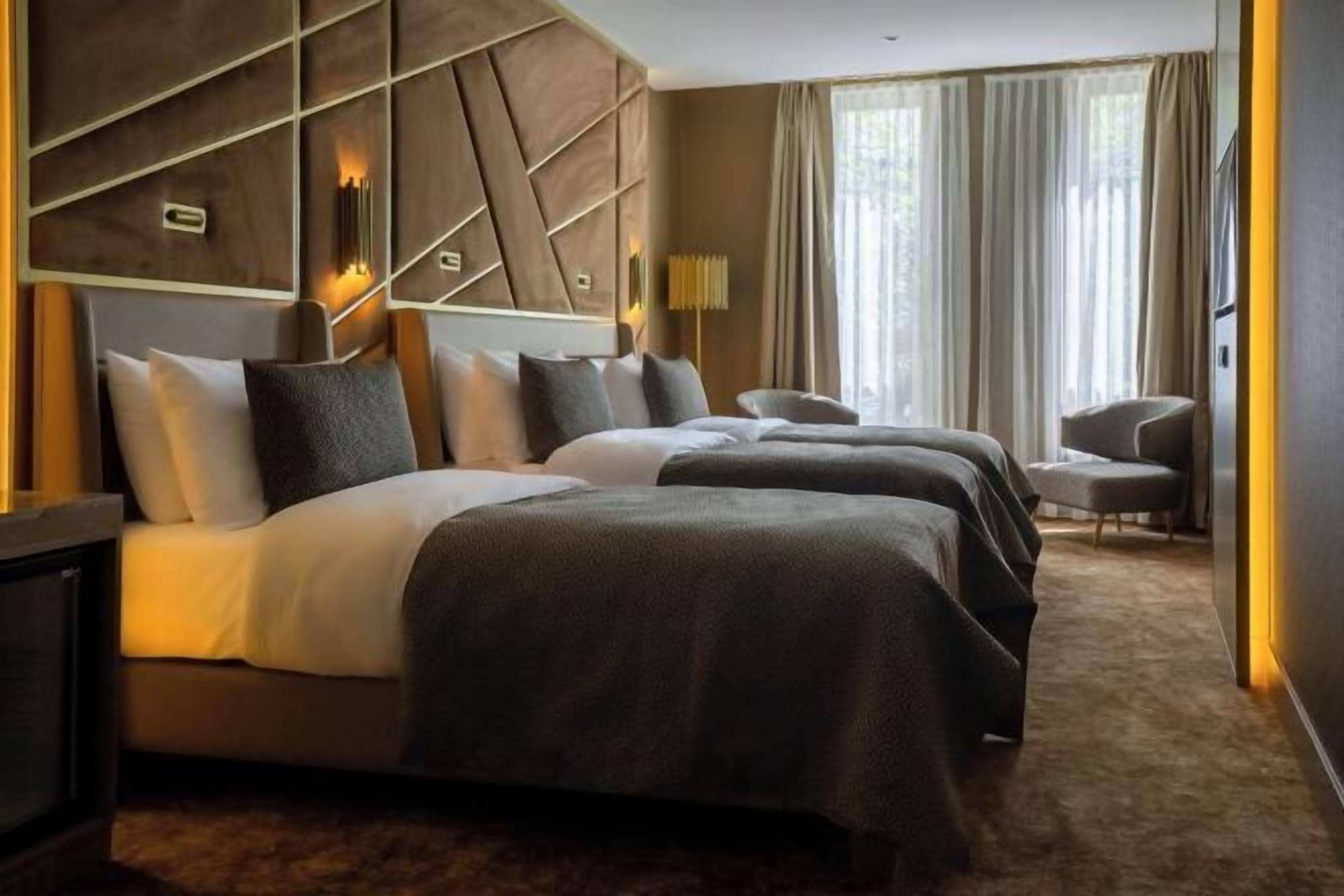 มินิบาร์, ตู้นิรภัยในห้องพัก, โต๊ะทำงาน, พื้นที่ทำงานแบบใช้แล็ปท็อป