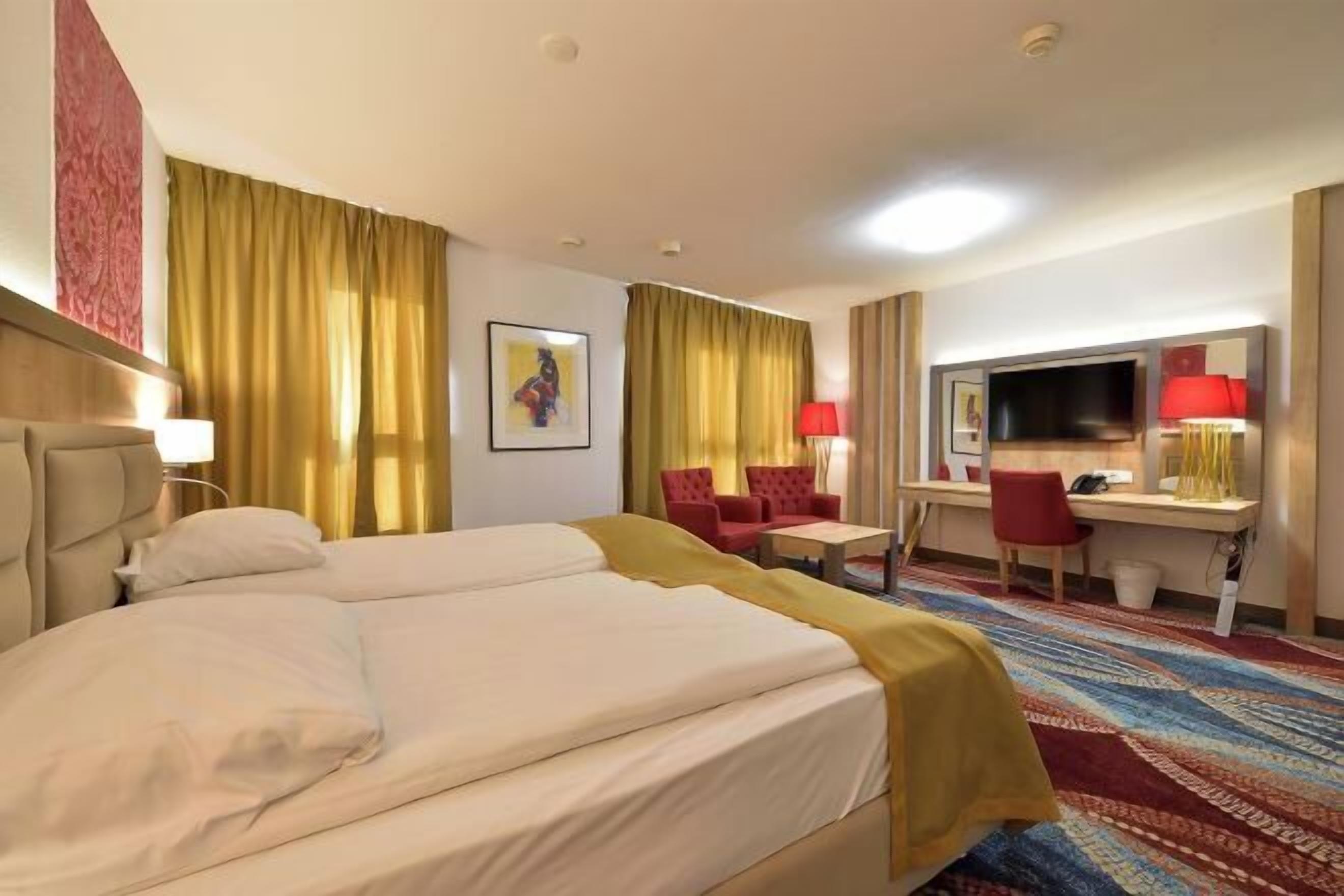 มินิบาร์, ตู้นิรภัยในห้องพัก, โต๊ะทำงาน, พื้นที่ทำงานแบบใช้แล็ปท็อป