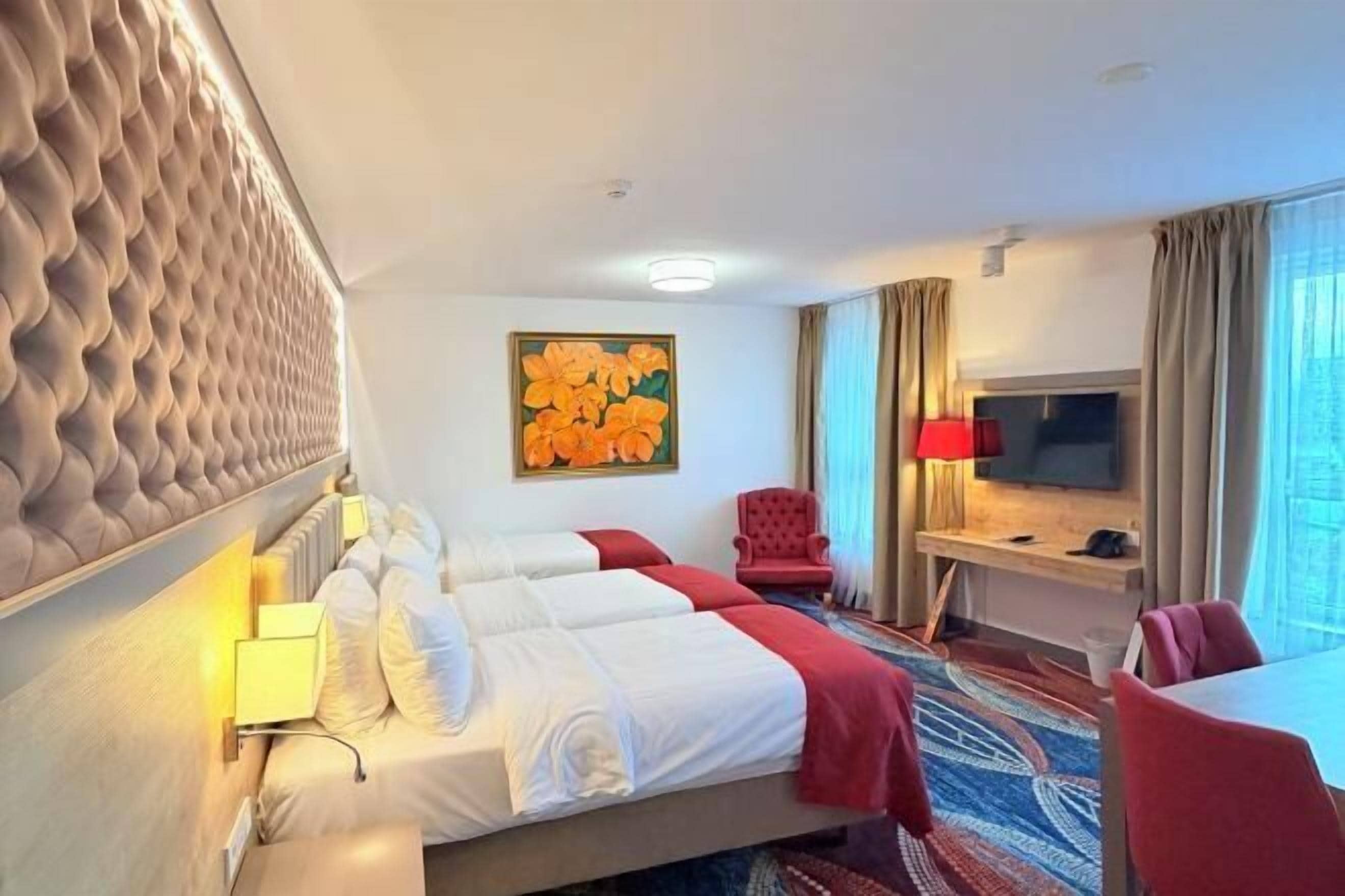 มินิบาร์, ตู้นิรภัยในห้องพัก, โต๊ะทำงาน, พื้นที่ทำงานแบบใช้แล็ปท็อป