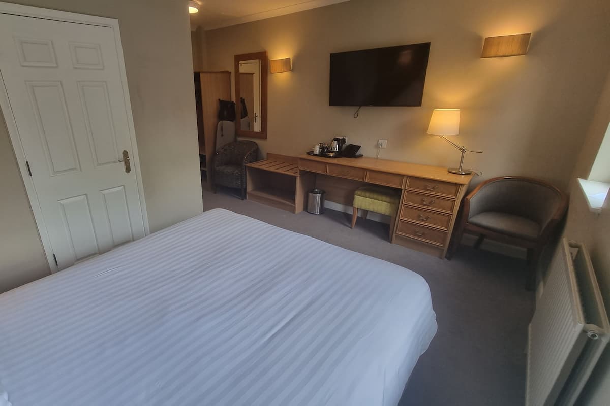 Chambre Double Classique, non-fumeurs, côté cour intérieure | 1 chambre, literie hypoallergénique, décoration personnalisée