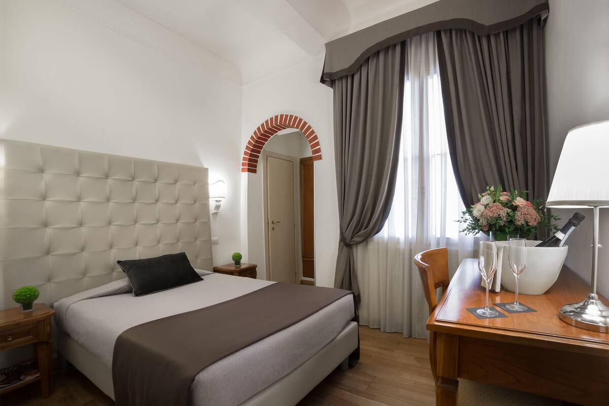 Single Room | Minibar, in-room safe, desk, soundproofing