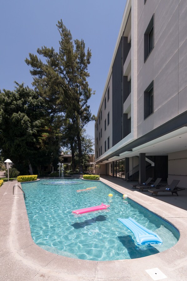 Piscine extérieure, parasols de plage, chaises longues