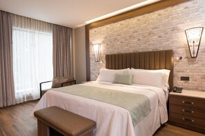 Premium bedding, in-room safe, blackout drapes, soundproofing - Ronda Minerva (Guadalajara)