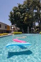 Piscina externa, funciona das 9h às 20h, guarda-sóis, espreguiçadeiras