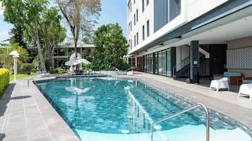 Piscine extérieure, parasols de plage, chaises longues