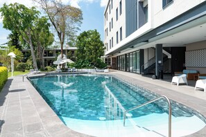 Außenpool, geöffnet von 09:00 Uhr bis 20:00 Uhr, Sonnenschirme