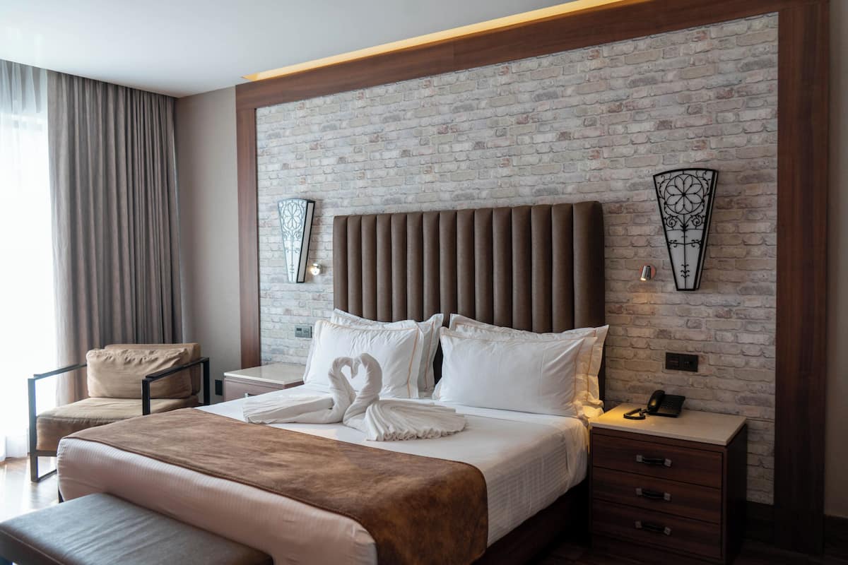 Deluxe Room | Premium bedding, in-room safe, blackout drapes, soundproofing