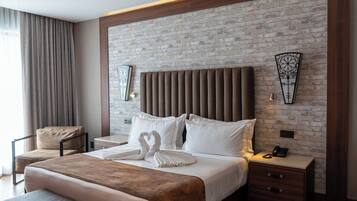 Habitación Deluxe | Ropa de cama de alta calidad y caja de seguridad en la habitación