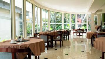 Se sirven desayunos, comidas, cenas y cocina local con vista al jardín