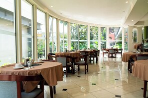 Breakfast, lunch, dinner served; local cuisine, garden views  - Ronda Minerva (Guadalajara)