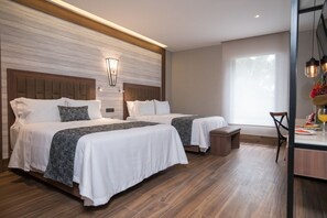 Ropa de cama de alta calidad y caja de seguridad en la habitación 