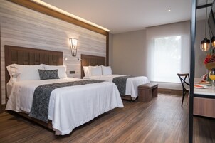 Roupas de cama premium, cofres nos quartos, cortinas blackout