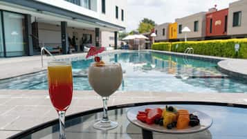 Una piscina al aire libre (de 09:00 a 20:00), sombrillas, tumbonas