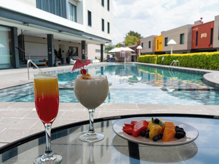 Una piscina al aire libre (de 09:00 a 20:00), sombrillas, tumbonas