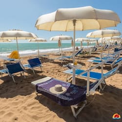 Praia particular, areia branca, prática de windsurfe, prática de vela