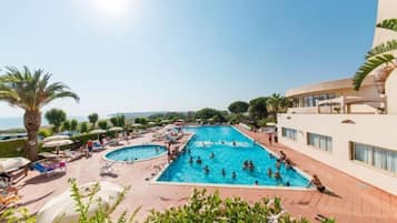 Standard-Dreibettzimmer, 1 Schlafzimmer, Klimaanlage, Meerblick | Pool