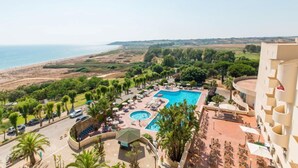 A resort with a central swimming pool, lounge areas, and a view of the sea. - Paradise Beach Resort (Castelvetrano)