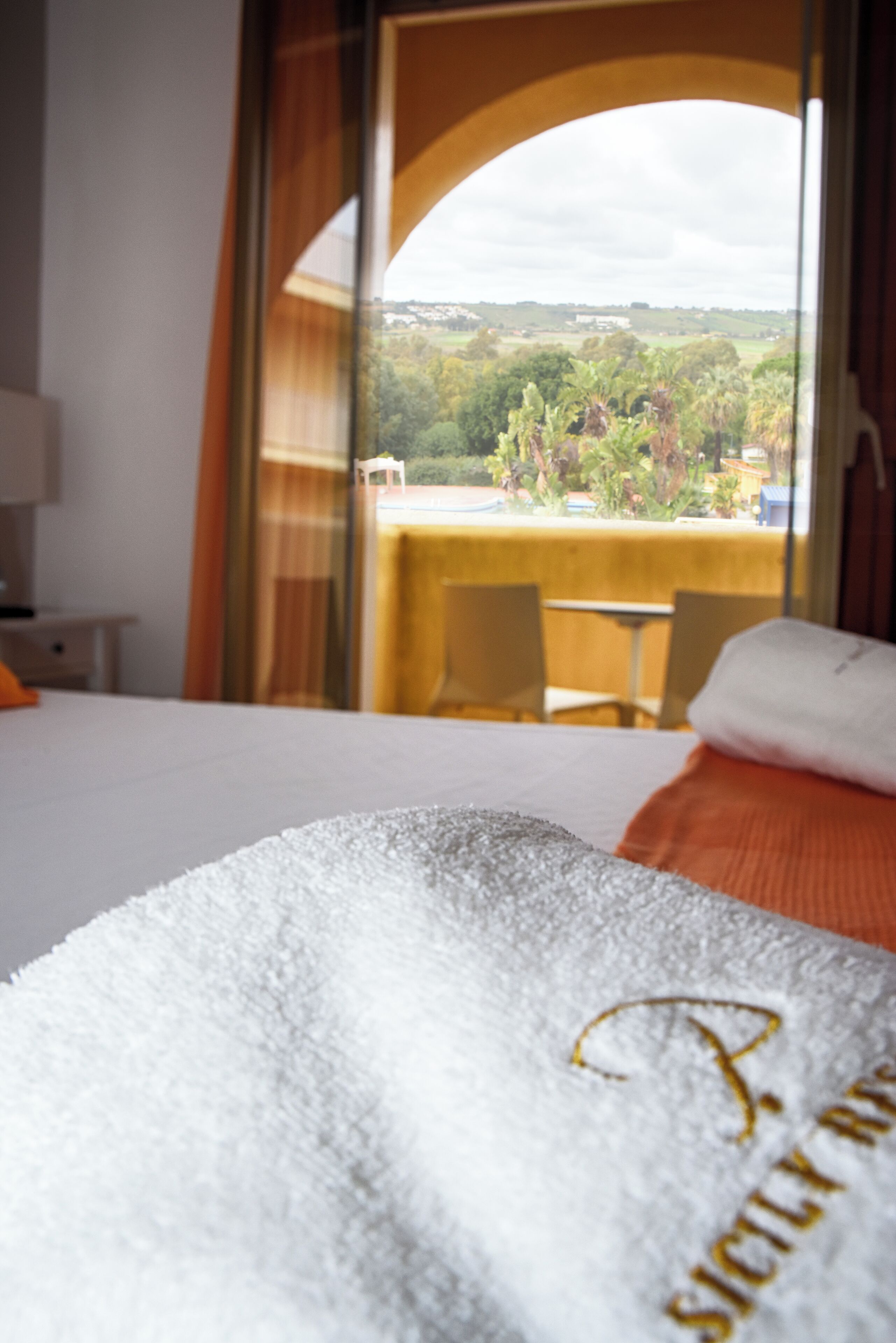 Chambre Double Supérieure, balcon, vue mer | Matelas Tempur-Pedic, coffres-forts dans les chambres, bureau