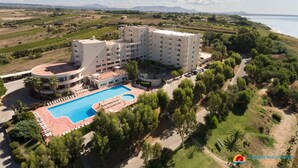 A large hotel with multiple buildings, a swimming pool, and a view of the sea. - Paradise Beach Resort (Castelvetrano)