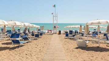 Plage privée, sable blanc, planche à voile, voile