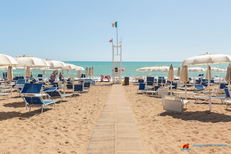 Playa privada, arena blanca, windsurf, paseos en velero