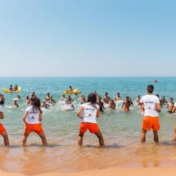 Pantai persendirian, pasir putih, luncur angin, belayar