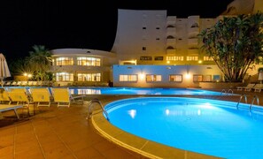 Utomhuspool, parasoller och solstolar