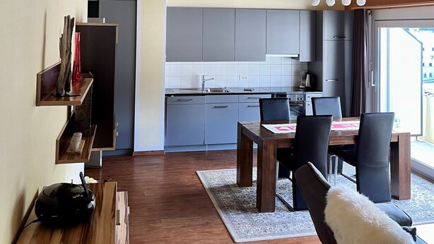 Una cocina moderna con armarios grises y techo de madera.