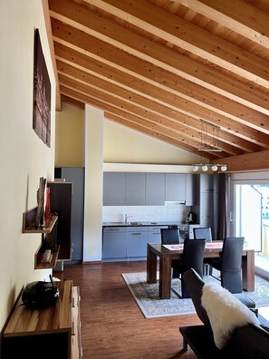 Una cocina moderna con armarios grises y techo de madera.