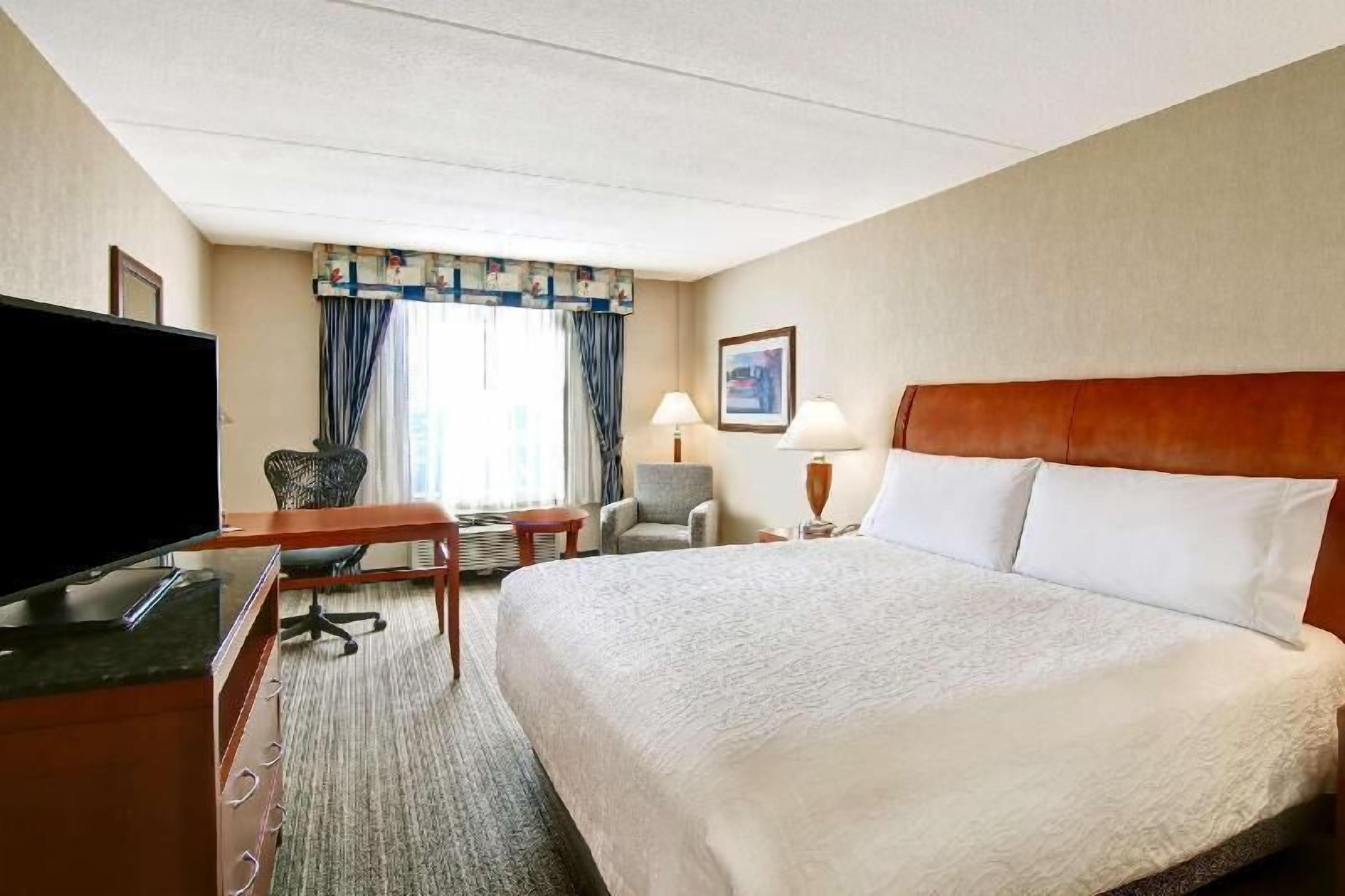 Ropa de cama de alta calidad, camas con pillow-top y escritorio 