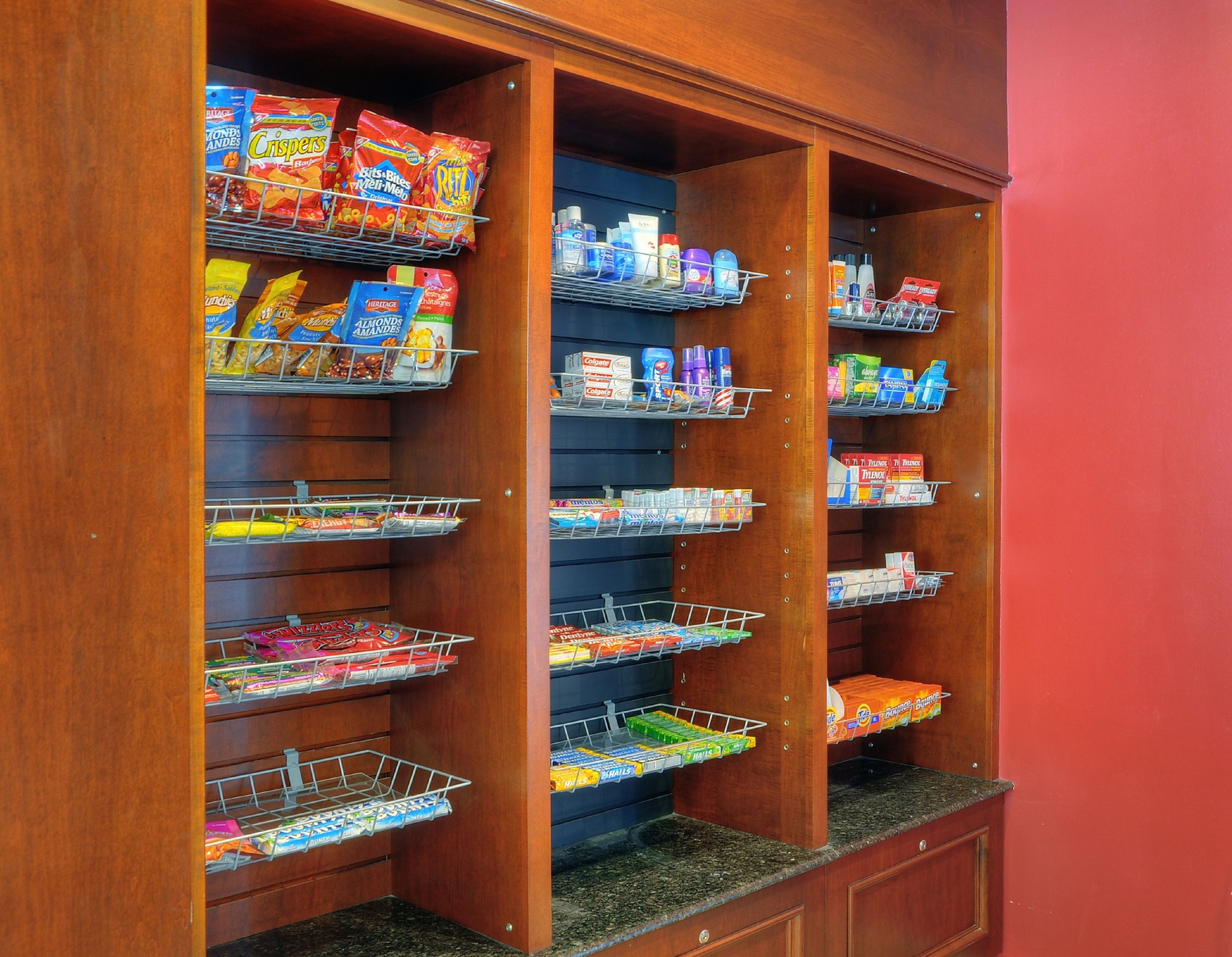 Ein Vorratsschrank gefüllt mit Snacks, Getränken und Toilettenartikeln.
