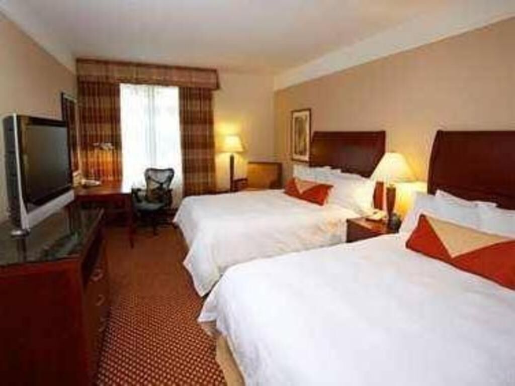 Ropa de cama de alta calidad, camas con pillow-top y escritorio 