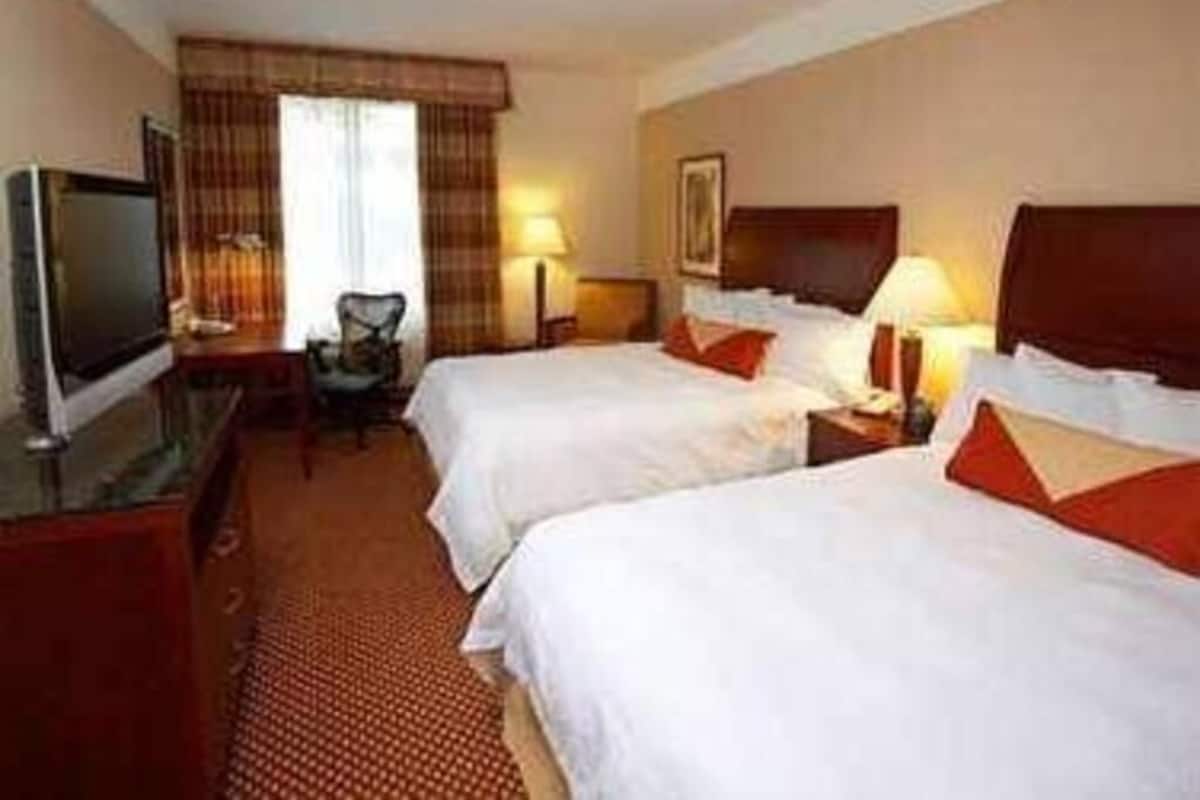 Literie de qualité supérieure, surmatelas, bureau, rideaux occultants