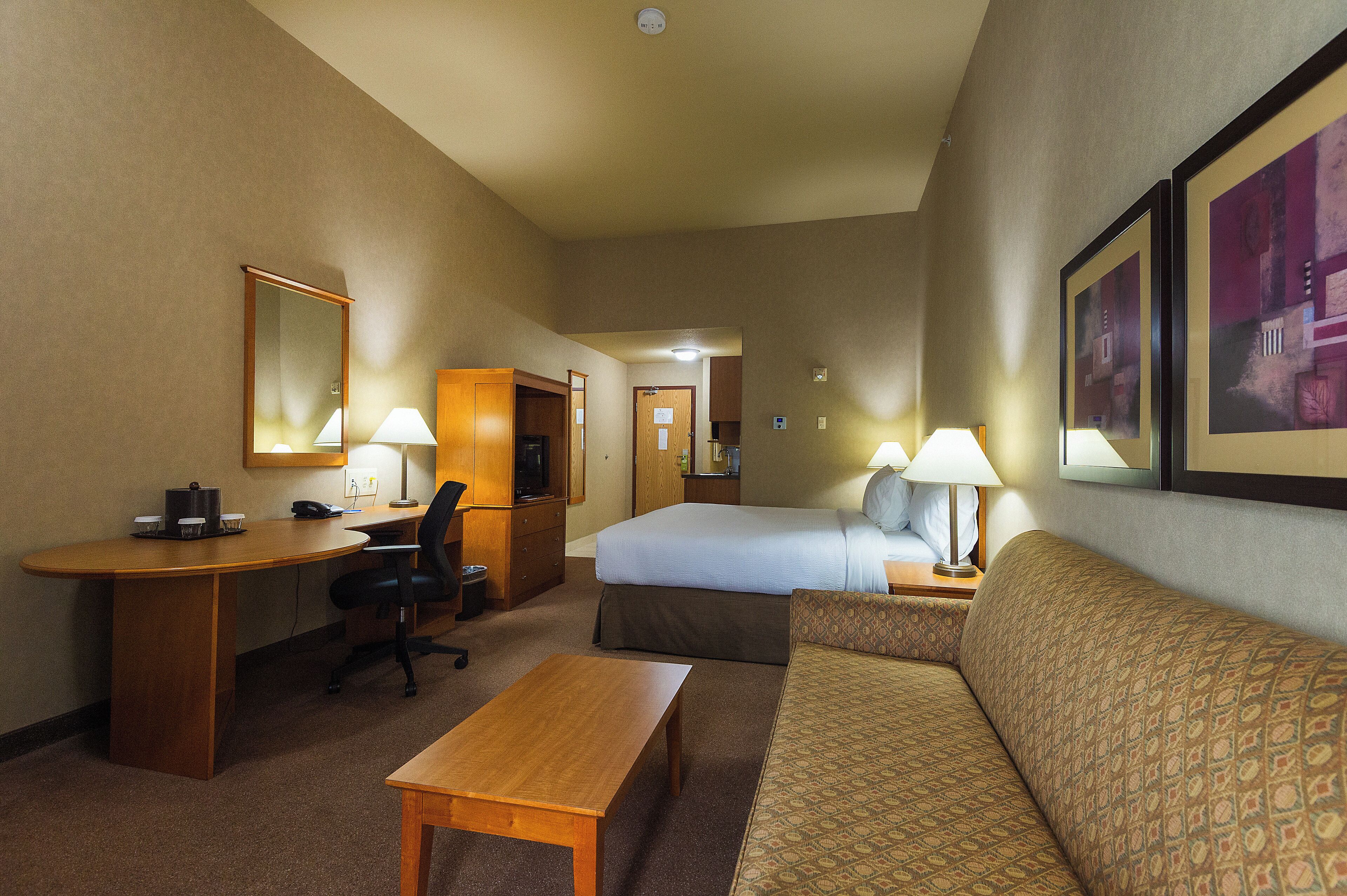 Deluxe Room, 1 King Bed, Non Smoking | Desk, blackout drapes, soundproofing, iron/ironing board