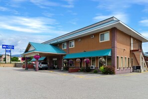 Exterior - Canadas Best Value Inn & Suites Castlegar (Castlegar)