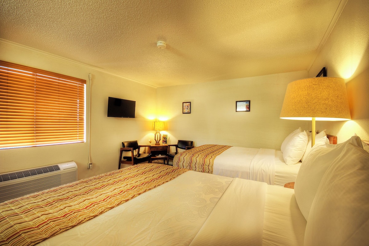 Standard Room, 2 Queen Beds, Non Smoking Pet Friendly | Literie de qualité, lit avec matelas à plateau-coussin