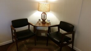 標準客房, 1 張加大雙人床, 非吸煙房, 地面層 | 起居區 | 32-吋平面電視、衛星頻道、電視