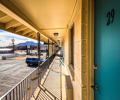 1 King Bed, Pets Not Allowed (Upstairs) | Terrace/patio