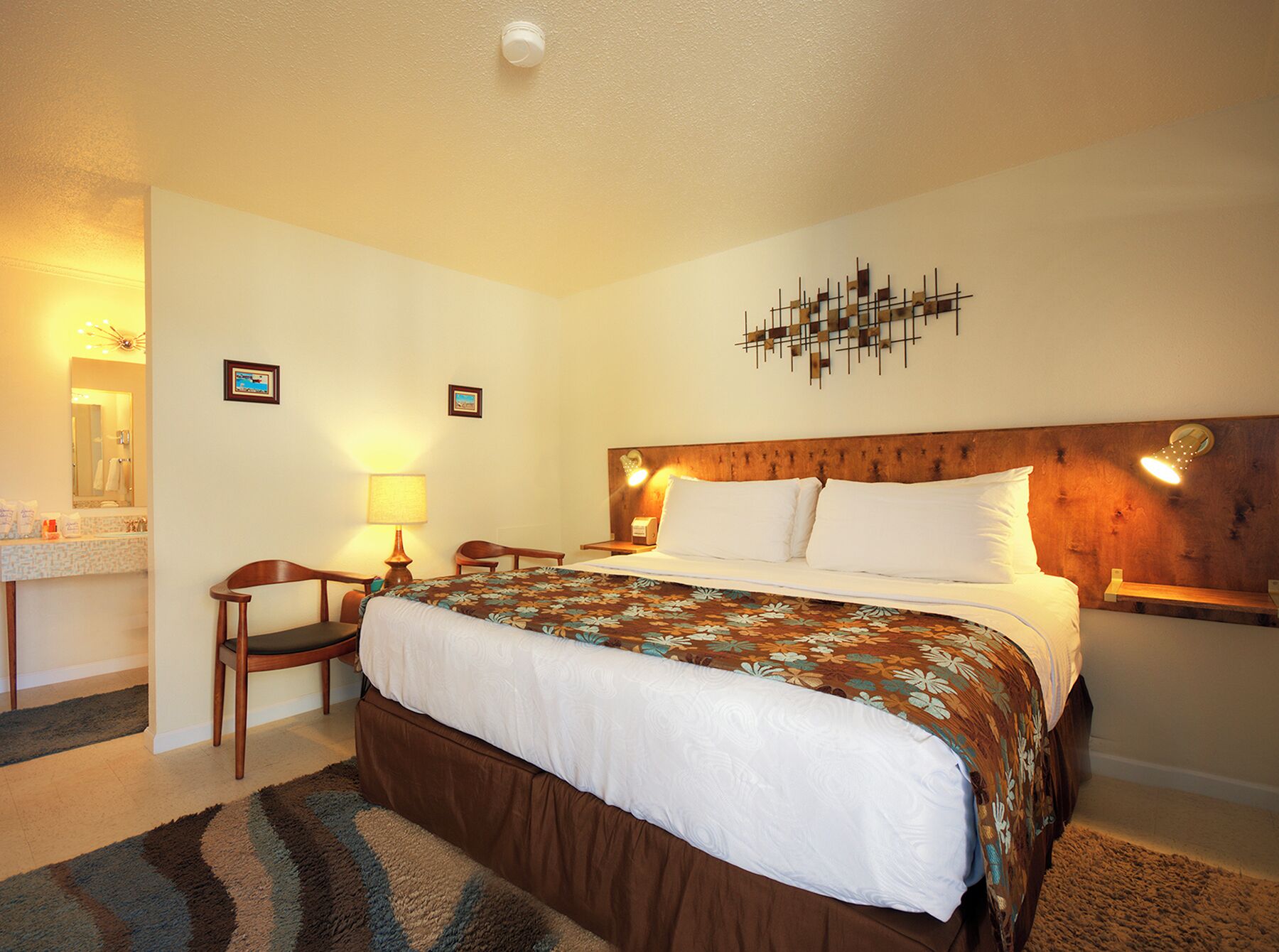 Standard Room, 1 King Bed Pet Friendly | Literie de qualité, lit avec matelas à plateau-coussin