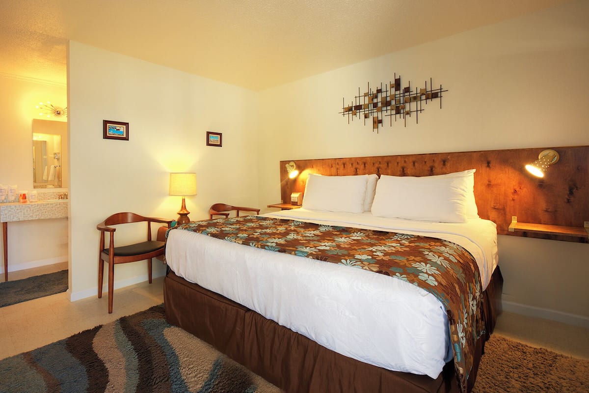 Standard Room, 1 King Bed Pet Friendly | Literie de qualité, lit avec matelas à plateau-coussin