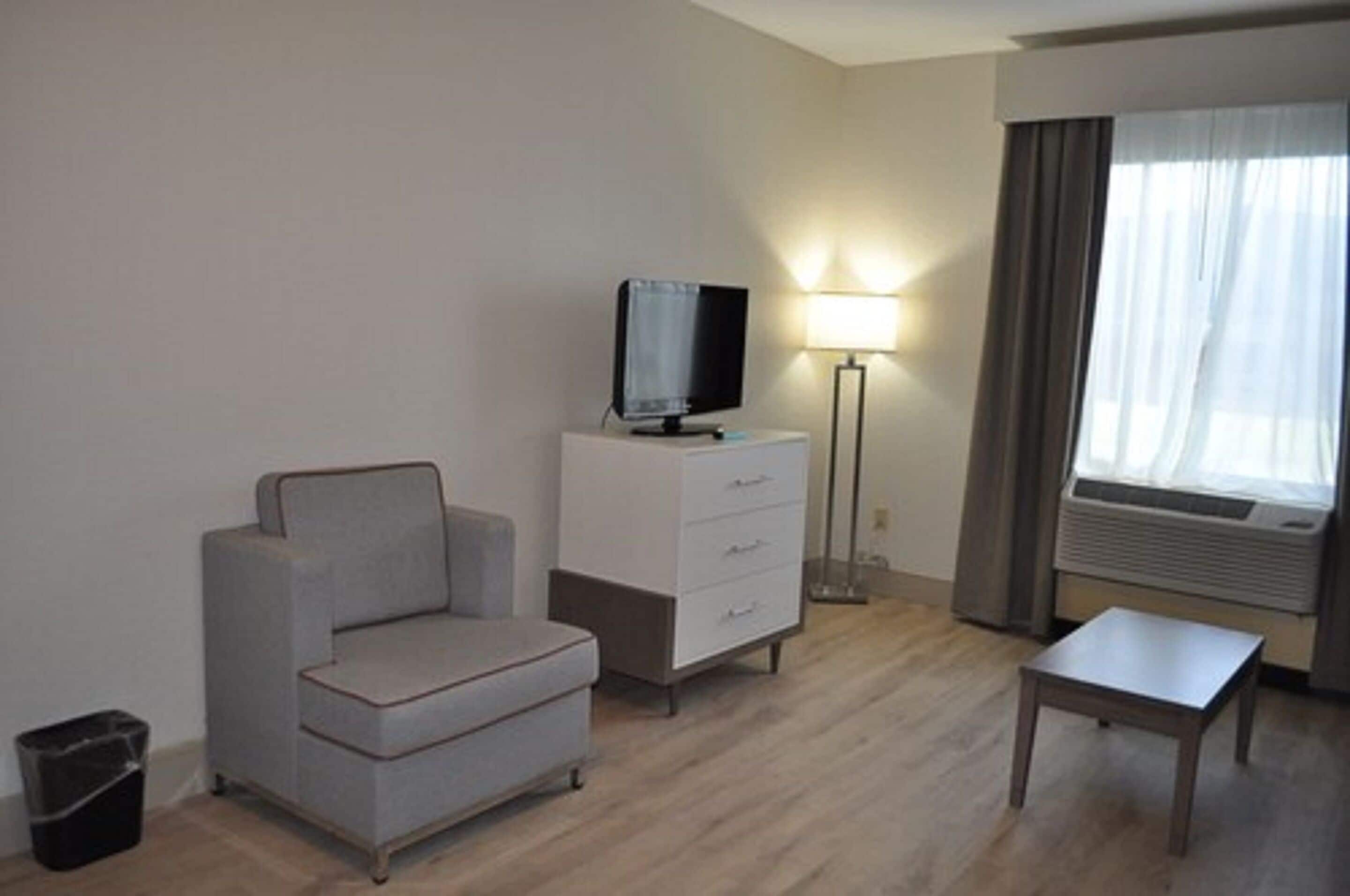 ห้องสวีท, หลายเตียง, ปลอดบุหรี่, ไมโครเวฟ | โต๊ะทำงาน, พื้นที่ทำงานแบบใช้แล็ปท็อป, เตารีด/โต๊ะรีดผ้า, เตียงเสริม/เปล