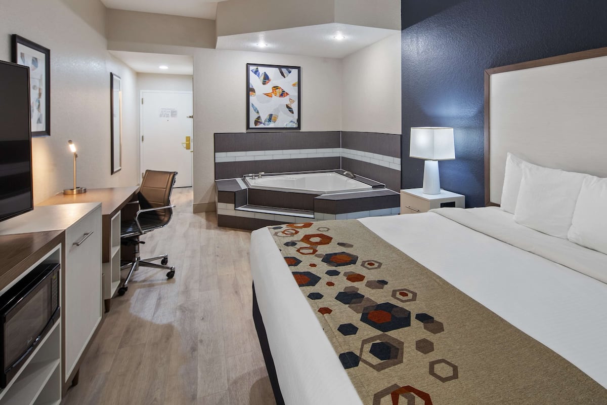 Suite, 1 letto king, non fumatori, idromassaggio | Una scrivania, postazione laptop, ferro/asse da stiro
