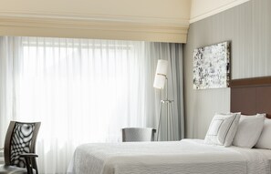 Desk, blackout drapes, iron/ironing board, cribs/infant beds - Courtyard by Marriott Columbia Missouri (Columbia)