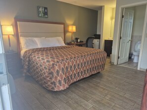 Room, 1 King Bed | Soundproofing, free WiFi, bed sheets