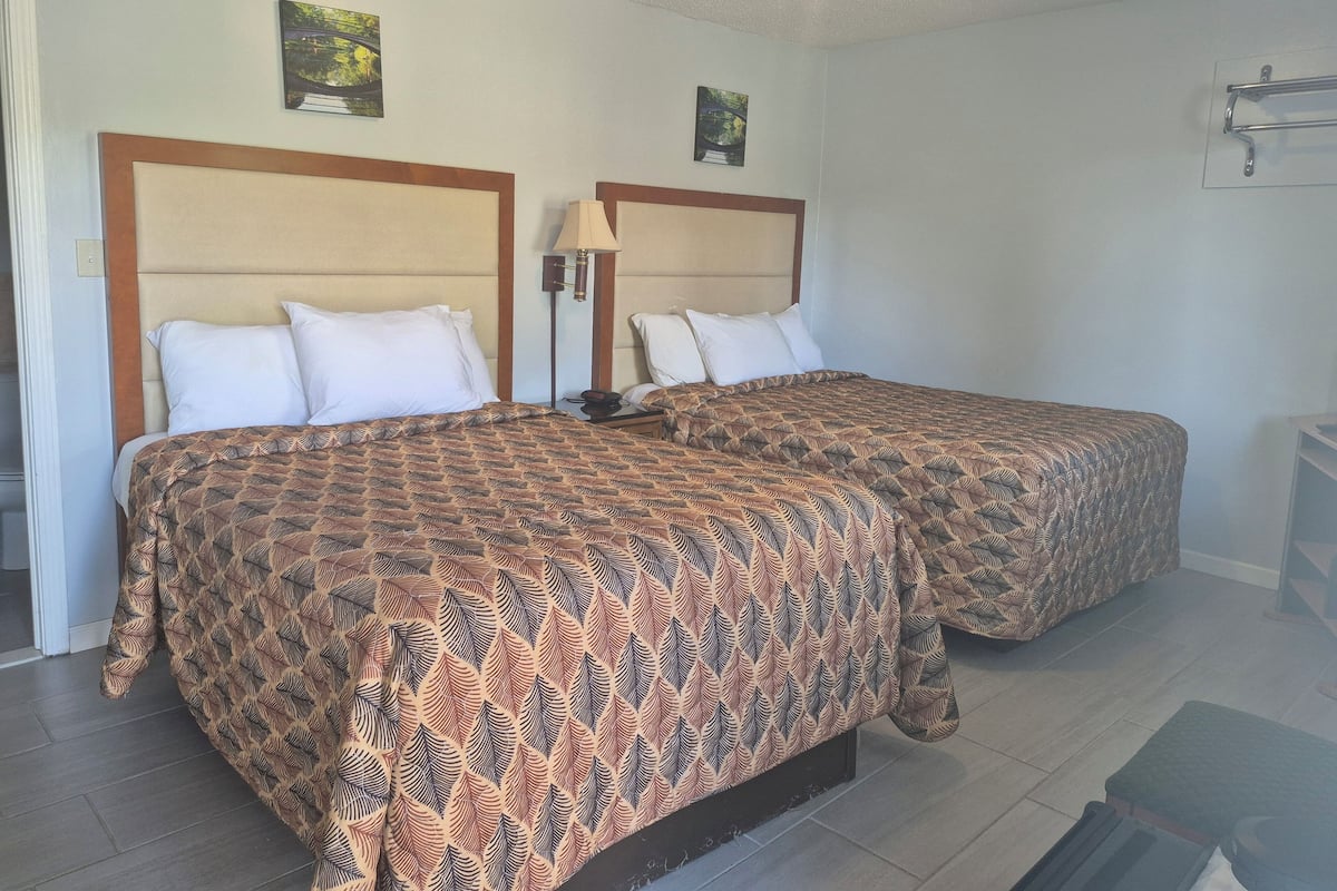 Standard Room, 2 Double Beds | 隔音、免费 WiFi、床单