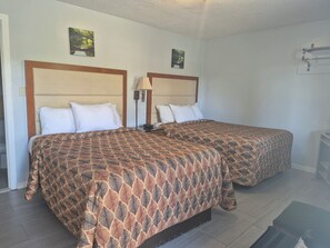 Standard Room, 2 Double Beds | Lydisolert, wi-fi (inkludert) og sengetøy